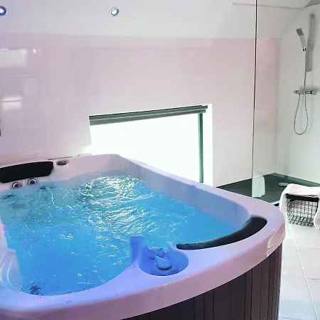 Frühstückspension Domaine Du Bois Chaumet Couzon